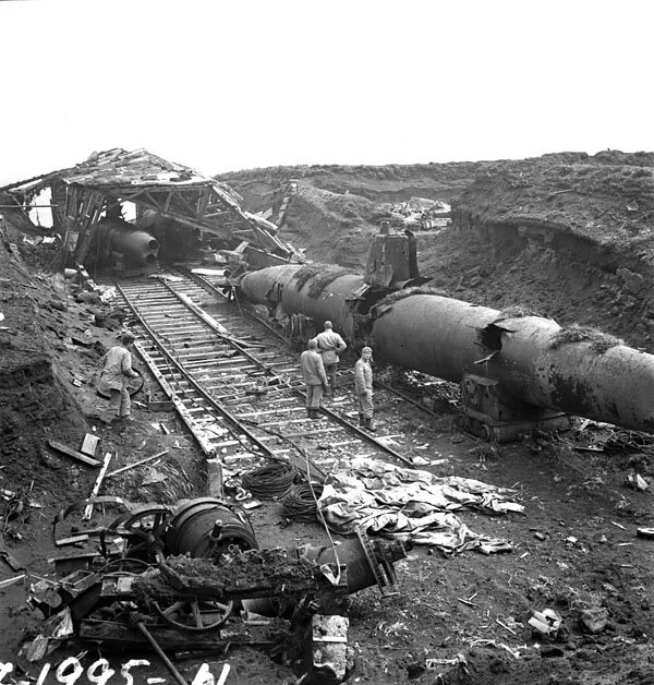 Canadian and American soldiers examining abandoned Japanese submarines on Kiska, Aleutian Islands, 1 September 1943 Item ID number:3599747