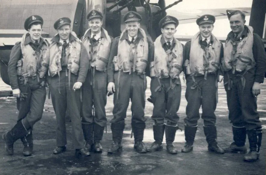 F/L Harry Cave and crew, 419 Squadron RCAF