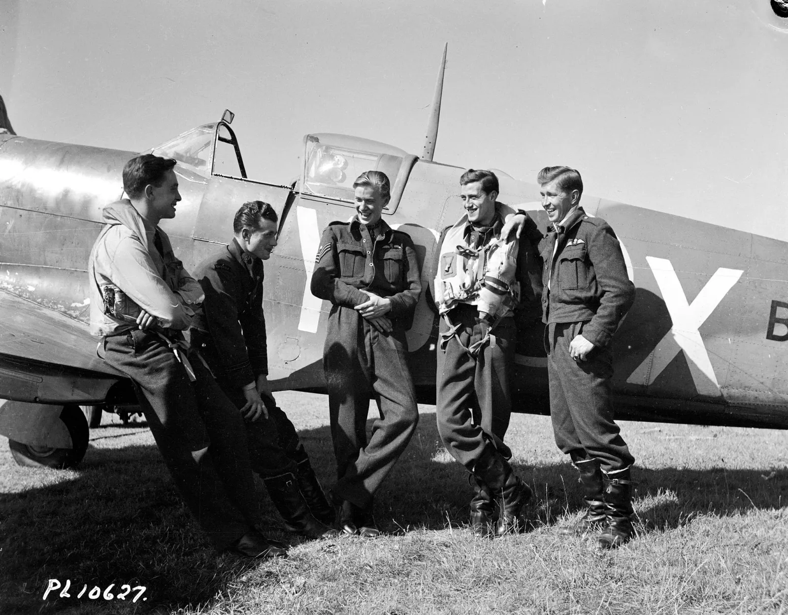 Pilots from RCAF 401 Ram Squadron waiting for aircraft to be refuelled, 19 August 1942