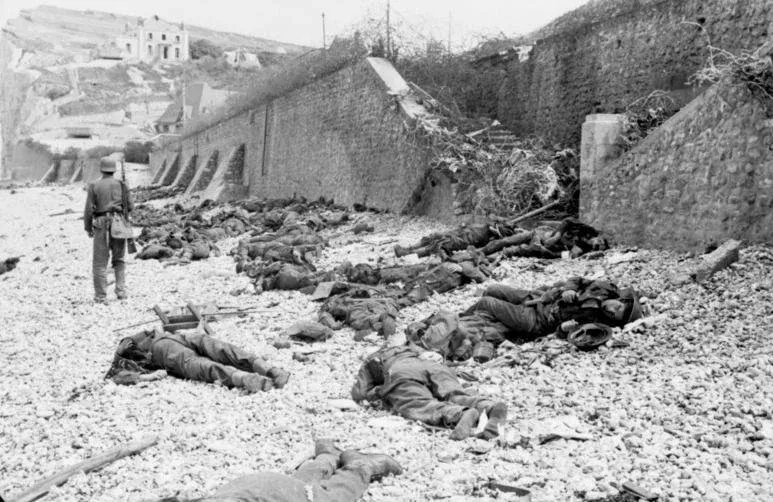 German Bundesarchiv photo — Allied casualties on the Dieppe beach