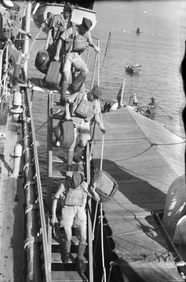 Royal Rifles of Canada disembarking, Hong Kong, 16 November 1941