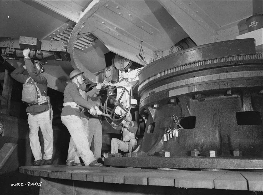 Soldiers manning a 9.2-inch coastal defence gun