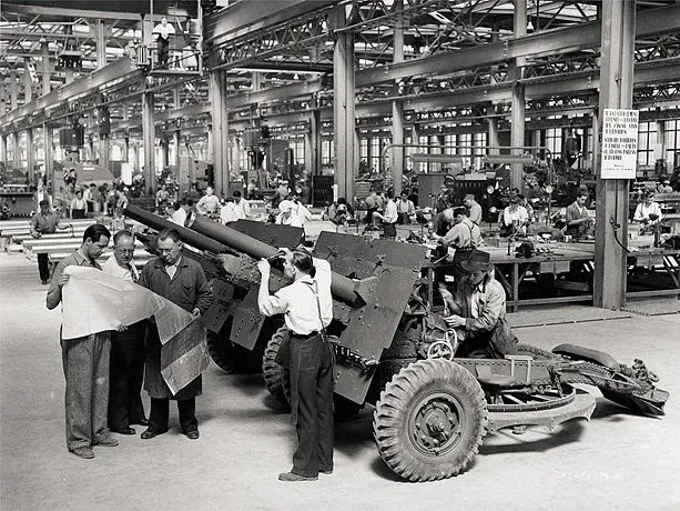Workmen constructing 25-pounder guns in Sorel, 1941