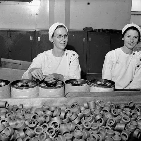 Women munitions workers assemble fuses in a munitions factory