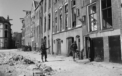 Queen's Own Rifles soldiers during the liberation of Deventer, April 10, 1945