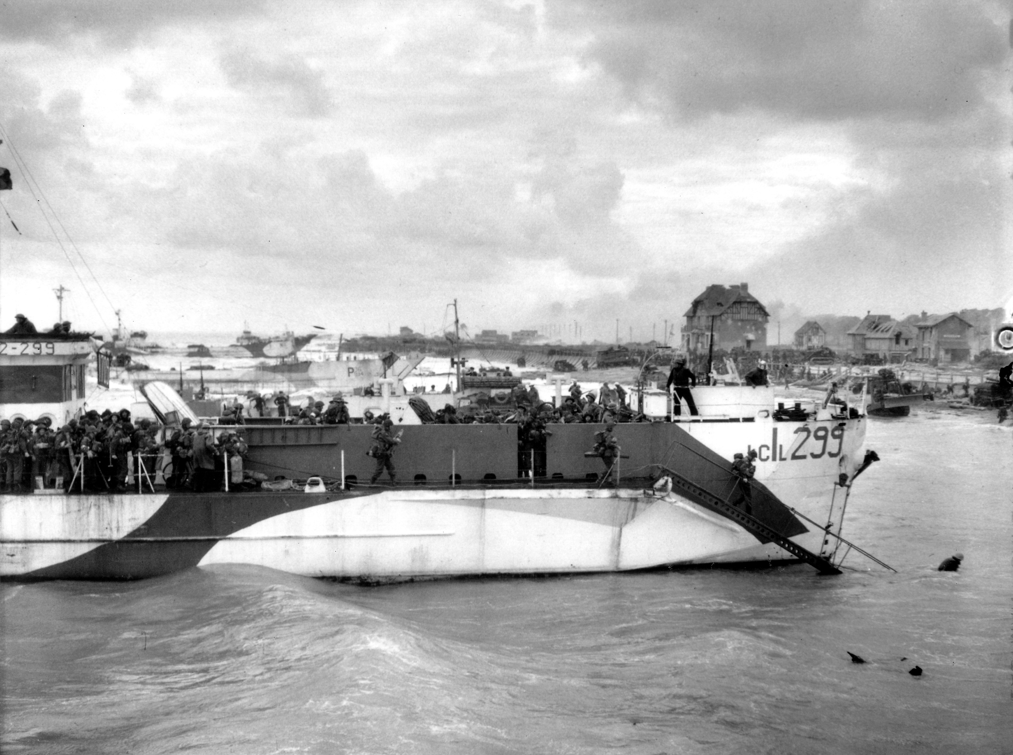 Infantry from the Stormont, Dundas and Glengarry Highlanders unloading from LCI 299 (Landing Craft Infantry)